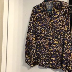 This top has a hand-painted look to it. 🔥